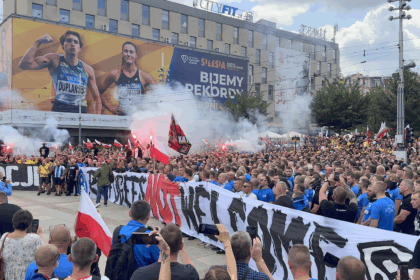 Manifestacja w Katowicach: kibice zjednoczeni na proteście przeciwko masowej imigracji.