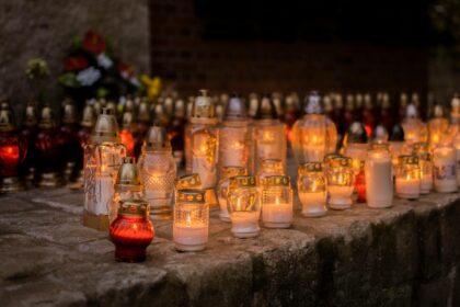 Rodzinna wojna w Strasshof: po morderstwie matki, dzieci biją się na szkolnym boisku.