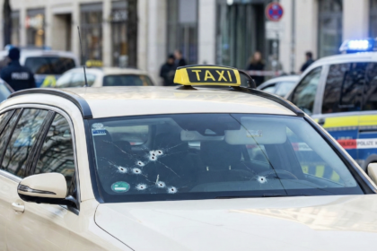 Ostrzelana taksówka z widocznymi śladami po kulach, którą zniszczyła strzelanina w Düsseldorfie.
