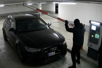 Rozbity szlaban na parkingu podziemnym, gdzie miał miejsce finał ucieczki po tym, jak wykonano napad na bank w Gelsenkirchen.