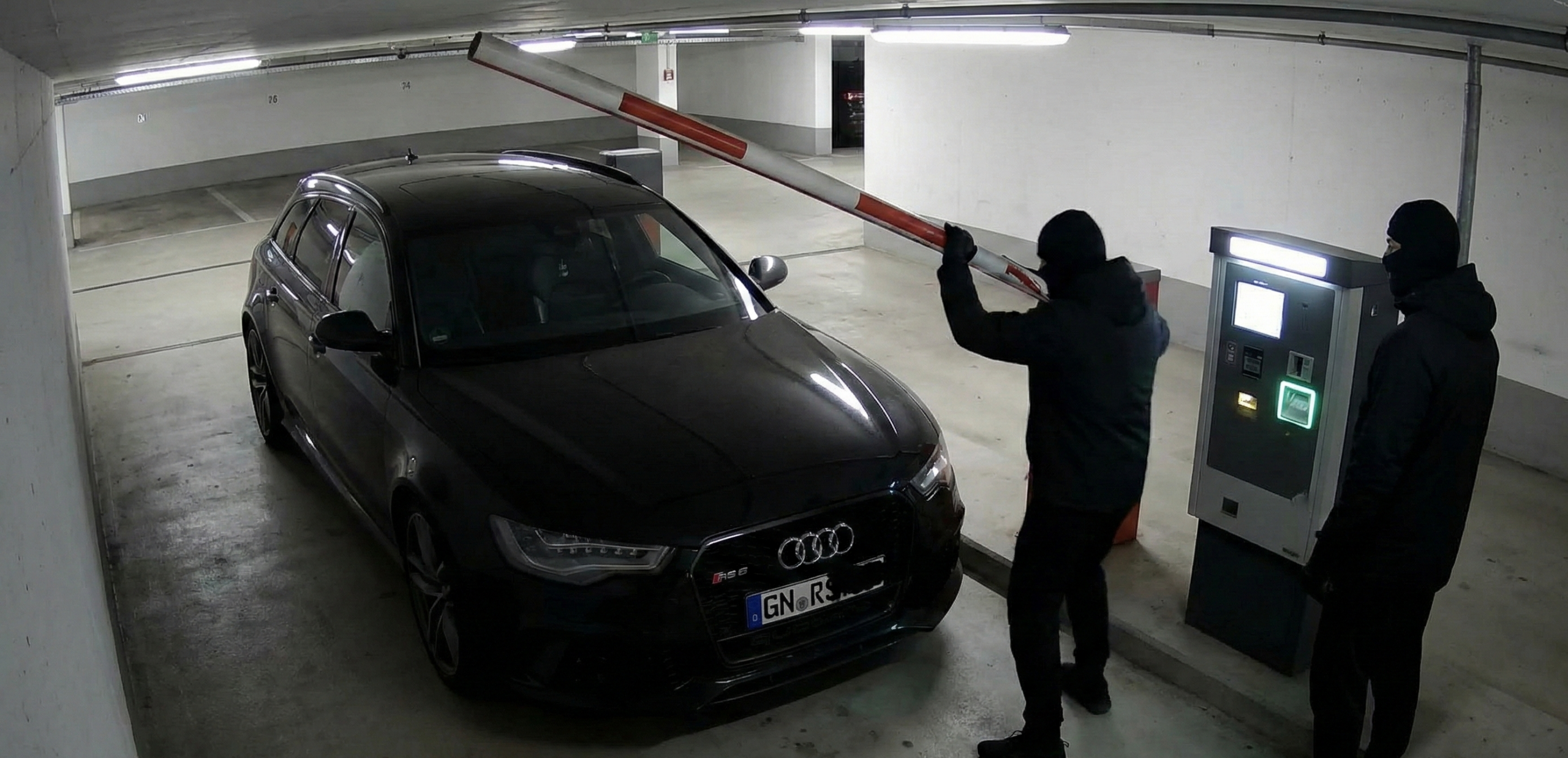 Rozbity szlaban na parkingu podziemnym, gdzie miał miejsce finał ucieczki po tym, jak wykonano napad na bank w Gelsenkirchen.