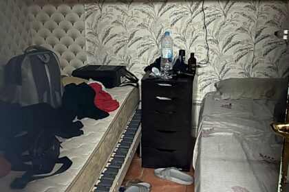 Policja przeszukująca zaplecze lokalu w Barcelonie, gdzie miało miejsce niewolnictwo w kebabie.