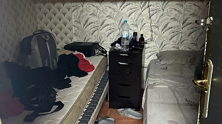 Policja przeszukująca zaplecze lokalu w Barcelonie, gdzie miało miejsce niewolnictwo w kebabie.