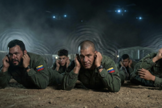 Żołnierze padający na ziemię, ilustrujący efekt jaki wywołuje tajna broń USA.