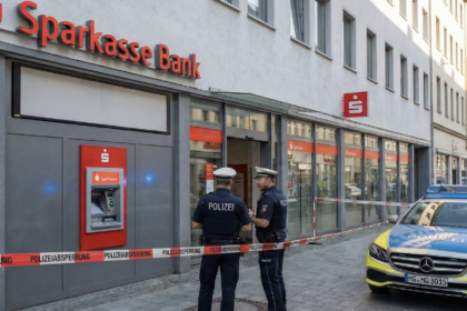 Policyjna taśma zabezpieczająca wejście do oddziału Sparkasse w Halle, gdzie trwa plaga napadów na banki w Niemczech.