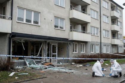Zniszczona klatka schodowa w szwedzkim bloku po wybuchu bomby.