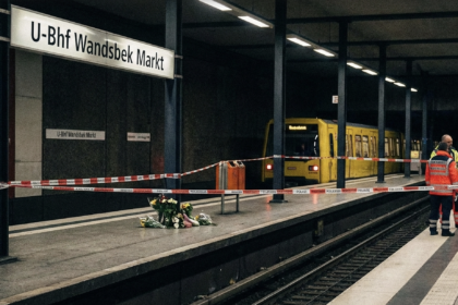 Policja i służby ratunkowe na stacji metra w Hamburgu po tragedii.