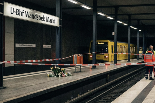 Policja i służby ratunkowe na stacji metra w Hamburgu po tragedii.