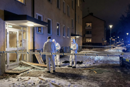 Policyjni technicy zabezpieczający ślady po detonacji ładunku, co obrazuje wybuchy w Szwecji.