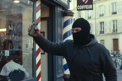 Sprawca wrzuca granat do francuskiego fryzjera.