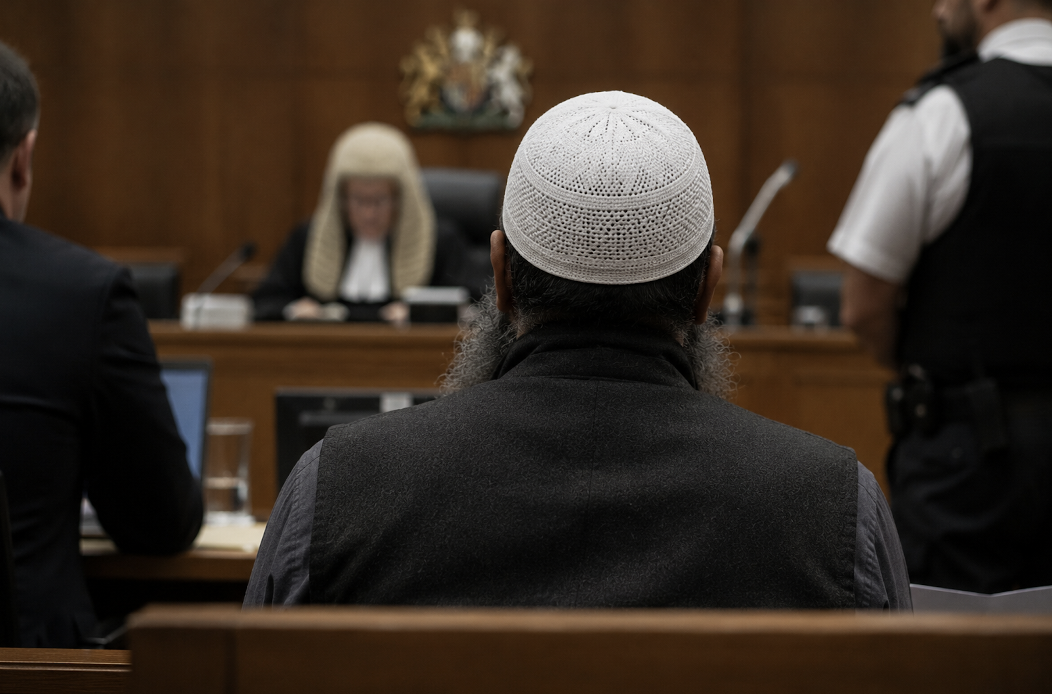 Sala sądowa oraz proces imama za brutalne przestępstwa