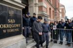 Młody obywatel Wenezueli wyprowadzany z pierwszej rozprawy w sądzie.