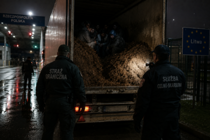 Nielegalni imigranci złapani na polskiej granicy .