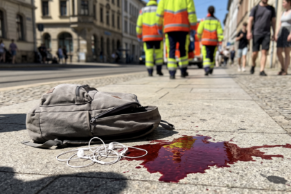 Miejsce brutalnego ataku nożem ,na chodniku leży plecak studenta słuchawki oraz plama krwi .