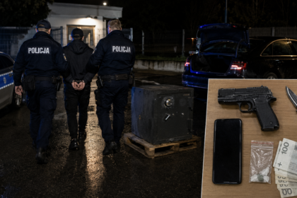 Policja z zatrzymanym oraz zabezpieczone przedmioty
