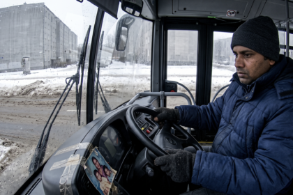 Kierowca z Indii za kierownicą autobusu