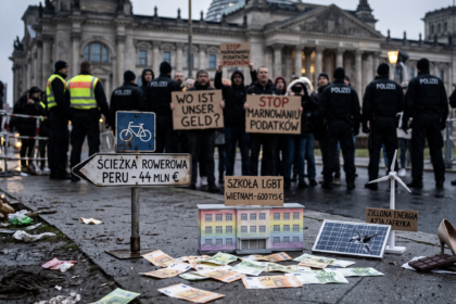 Ludzie protestujący przeciwko złej polityce w Niemczech