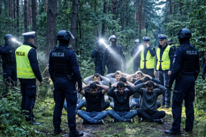 Policja pilnująca nielegalnych imigrantów [Zdjęcie wygenerowane w AI]