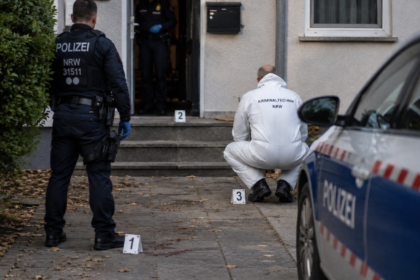 Policja na miejscu ataku siekierą [Zdjęcie wygenerowane w AI]