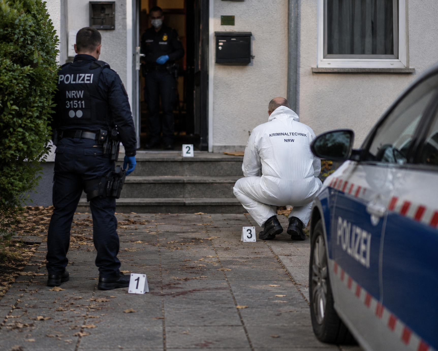 Policja na miejscu ataku siekierą [Zdjęcie wygenerowane w AI]
