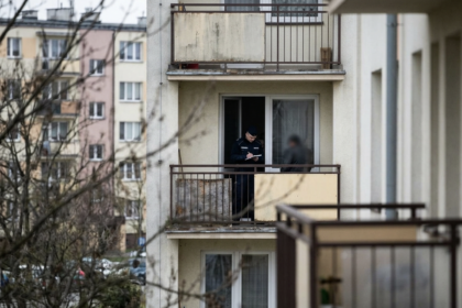 Policjant przesłuchjący świadka na balkonie [Zdjęcie wygenerowane w AI]