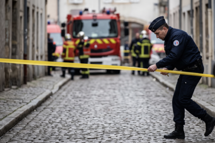 Policjant zabezpieczający ulicę taśmą [Zdjęcie wygenerowane w AI]