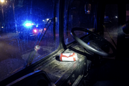 Jedna z pustych puszek po piwie w autobusie [Zdjęcie wygenerowane w AI]