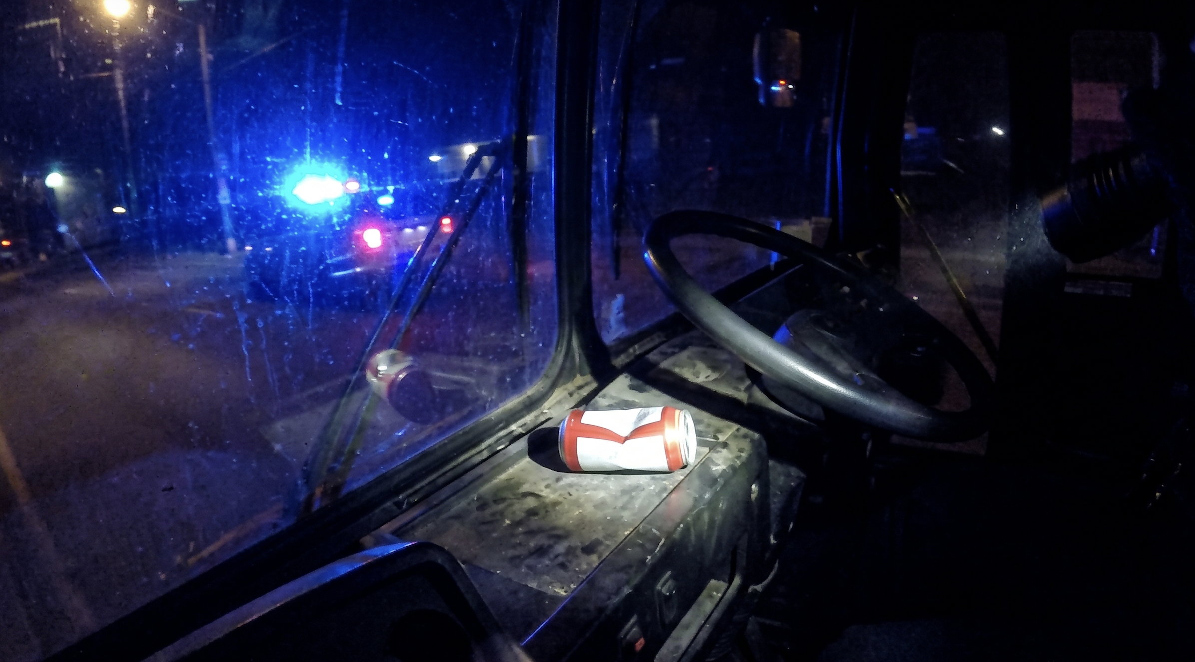 Jedna z pustych puszek po piwie w autobusie [Zdjęcie wygenerowane w AI]