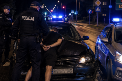 20 letni Ukrainiec zatrzymany przez policję [Zdjęcie wygenerowane w AI]