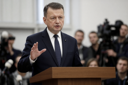Mariusz Błaszczak podczas konferencji prasowej [Zdjęcie wygenerowane w AI]