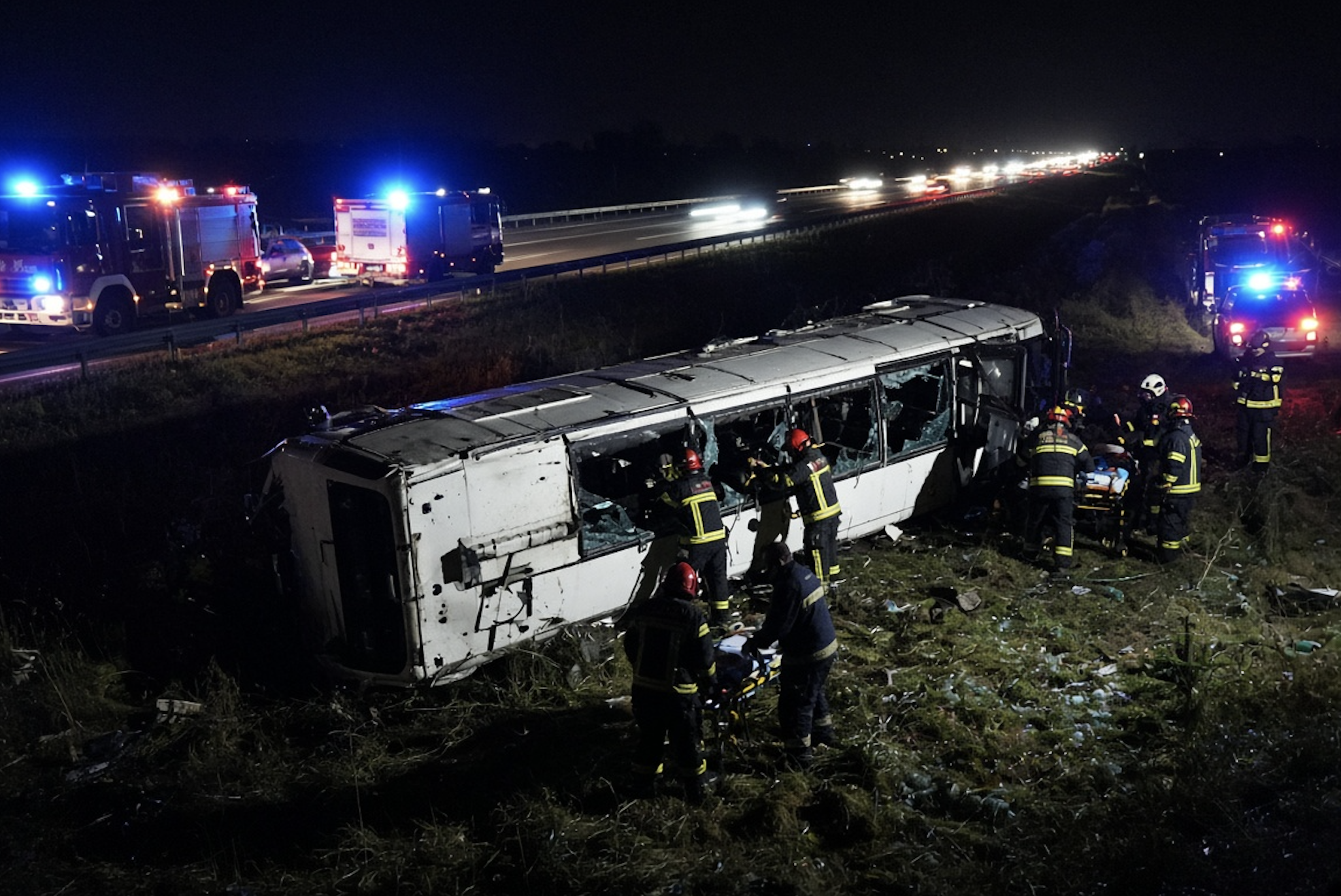 Zniszczony polski autobus [Zdjęcie wygenerowane w AI]