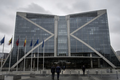 Europosłowie udający się do parlamentu [Zdjęcie wygenerowano w AI]