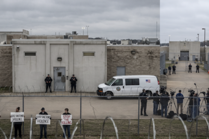 Protestujący i media przed wiezieniem w USA [Zdjęcie wygenerowane w AI]
