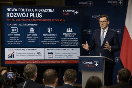 Mateusz Morawiecki przedstawiający swój program wyborczy [Zdjęcie wygenerowane w AI]