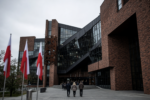 Budynek muzeum powstania warszawskiego [Zdjęcie wygenerowane w AI]